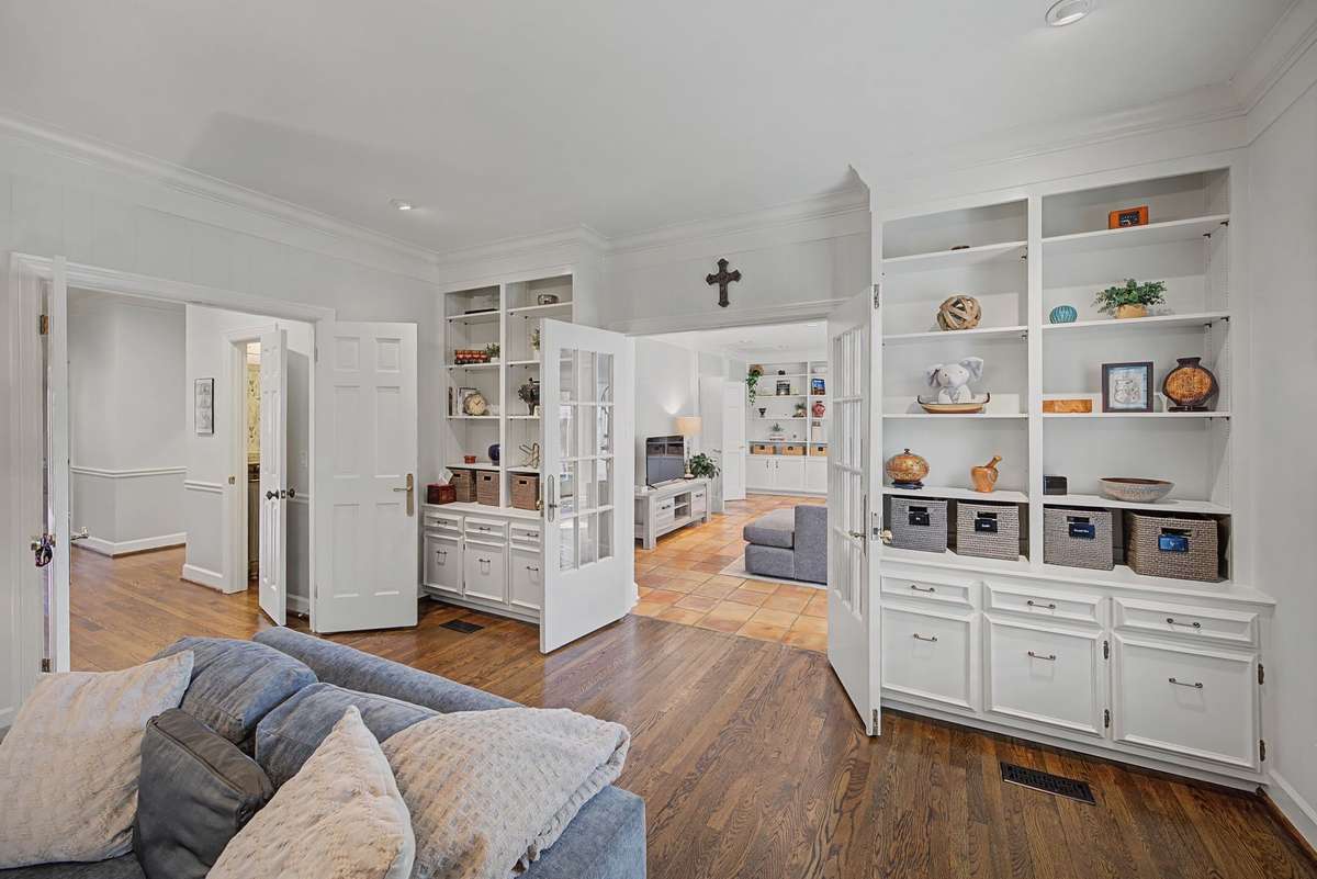 Ability to close off den with 2 sets of double doors.