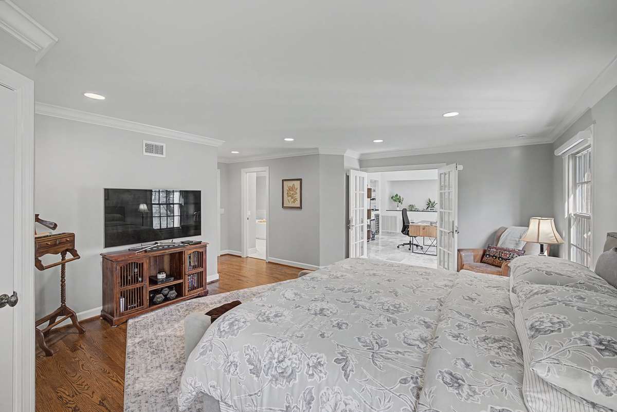 Access to huge office/sunroom space.