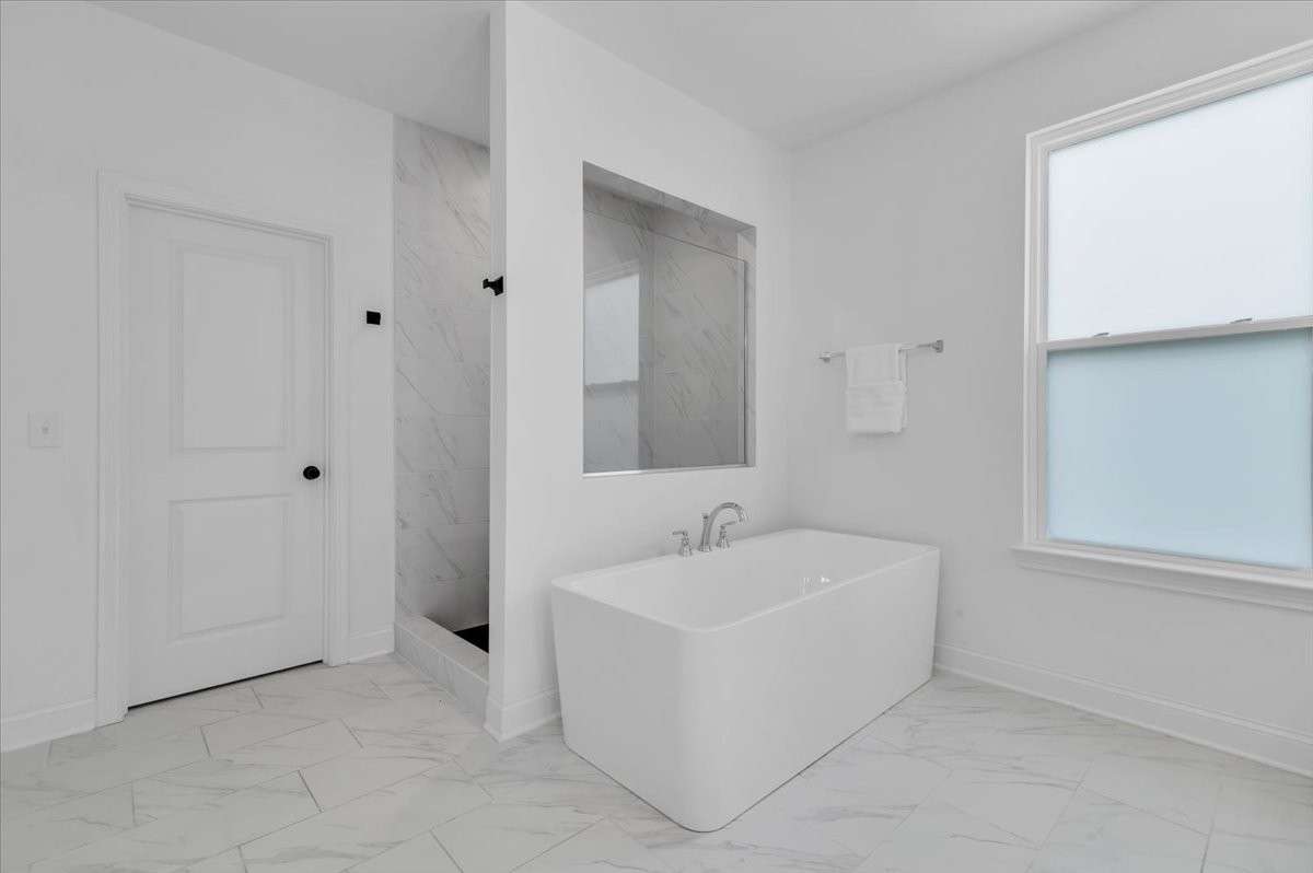 Primary Bathroom (Main Floor)
