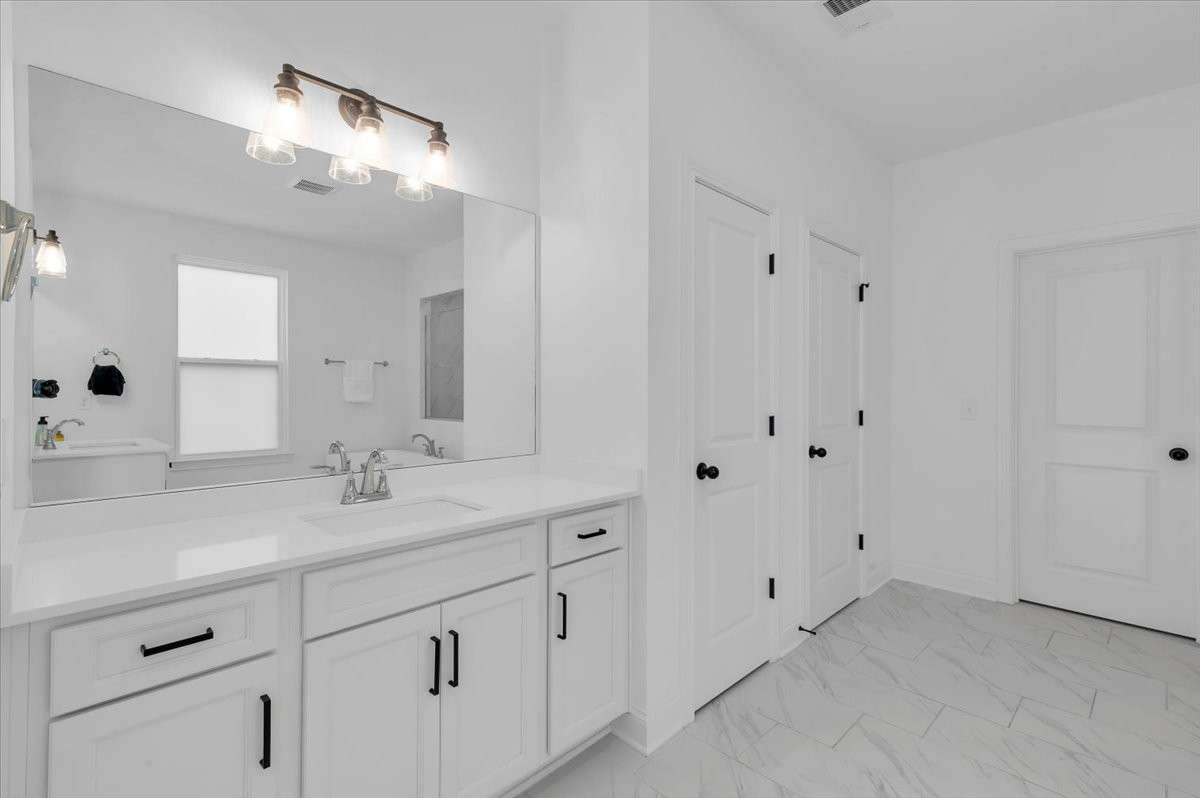 Primary Bathroom (Main Floor)