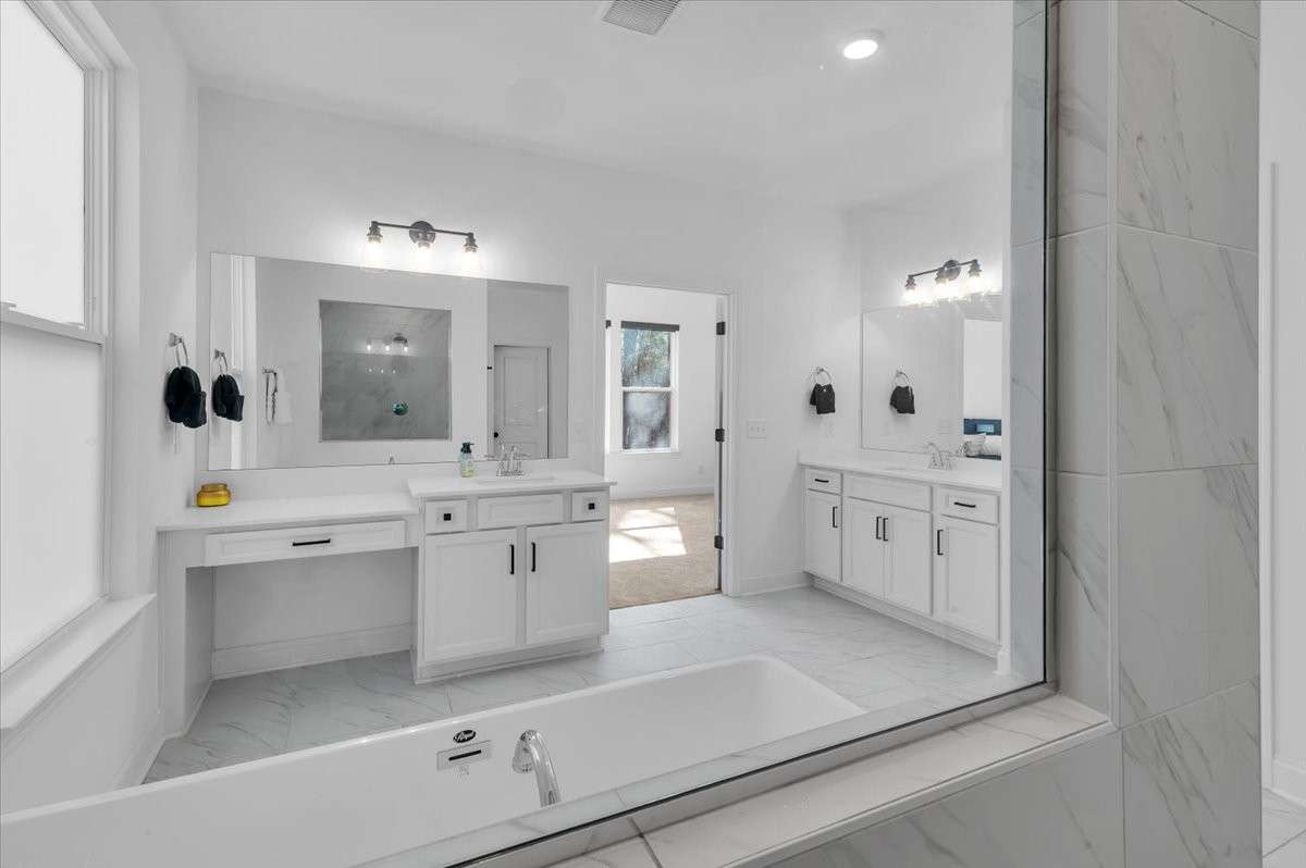 Primary Bathroom (Main Floor)