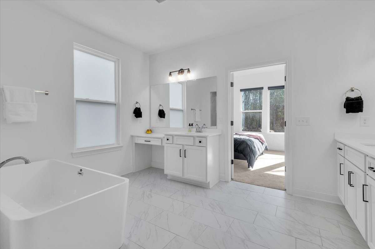 Primary Bathroom (Main Floor)