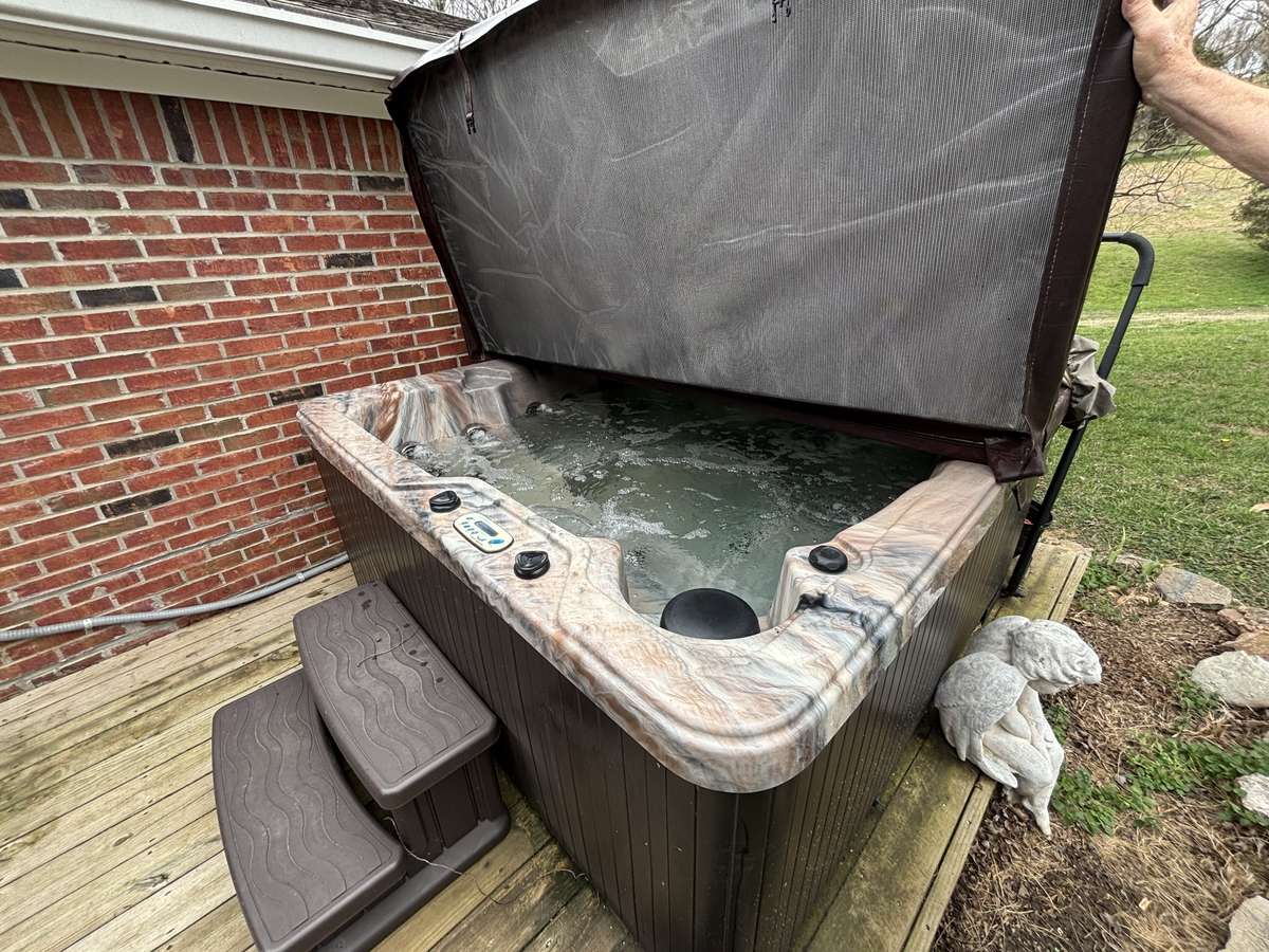 Nice Hot Tub that is ready for use!