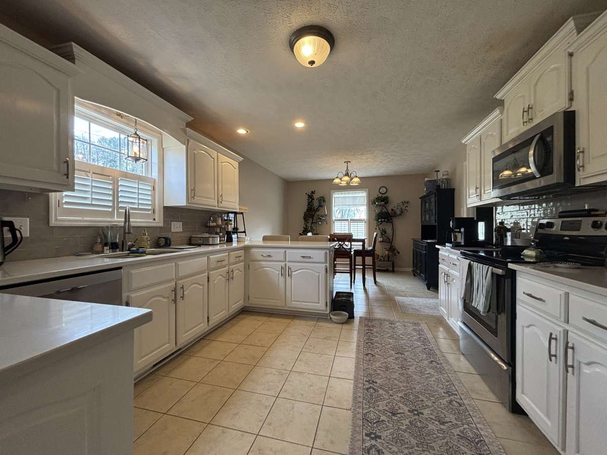 Large Open Kitchen w/Breakfast Bar & Dining Area