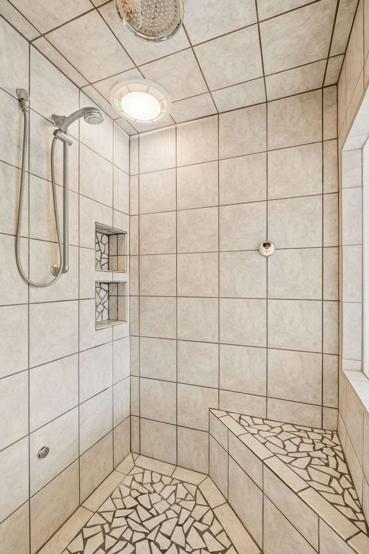 Built in soap/shampoo niches and corner seat