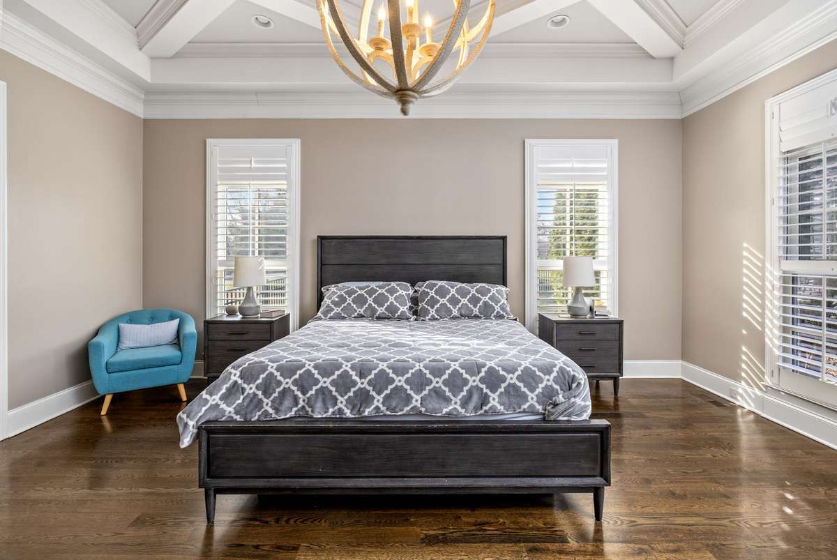 Large primary bed space on main
