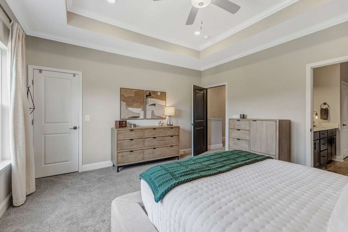 2 walk in closests and a custom trey ceiling