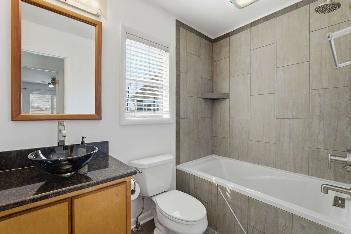Additional full bathroom with tub/shower combo