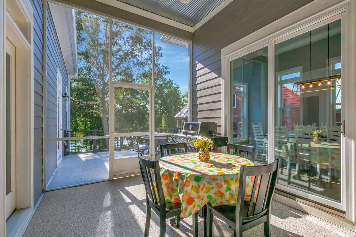 10x14 Screened patio.