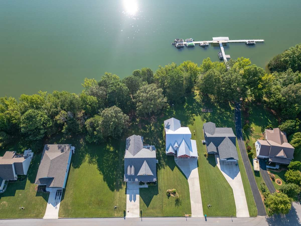 Walk two doors down the street to access the community dock and boat ramp.