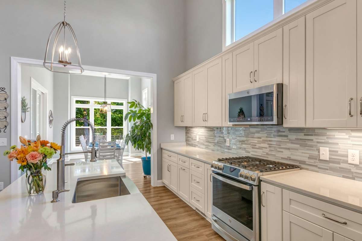 Quartz Counter Tops. Gas stove and oven.