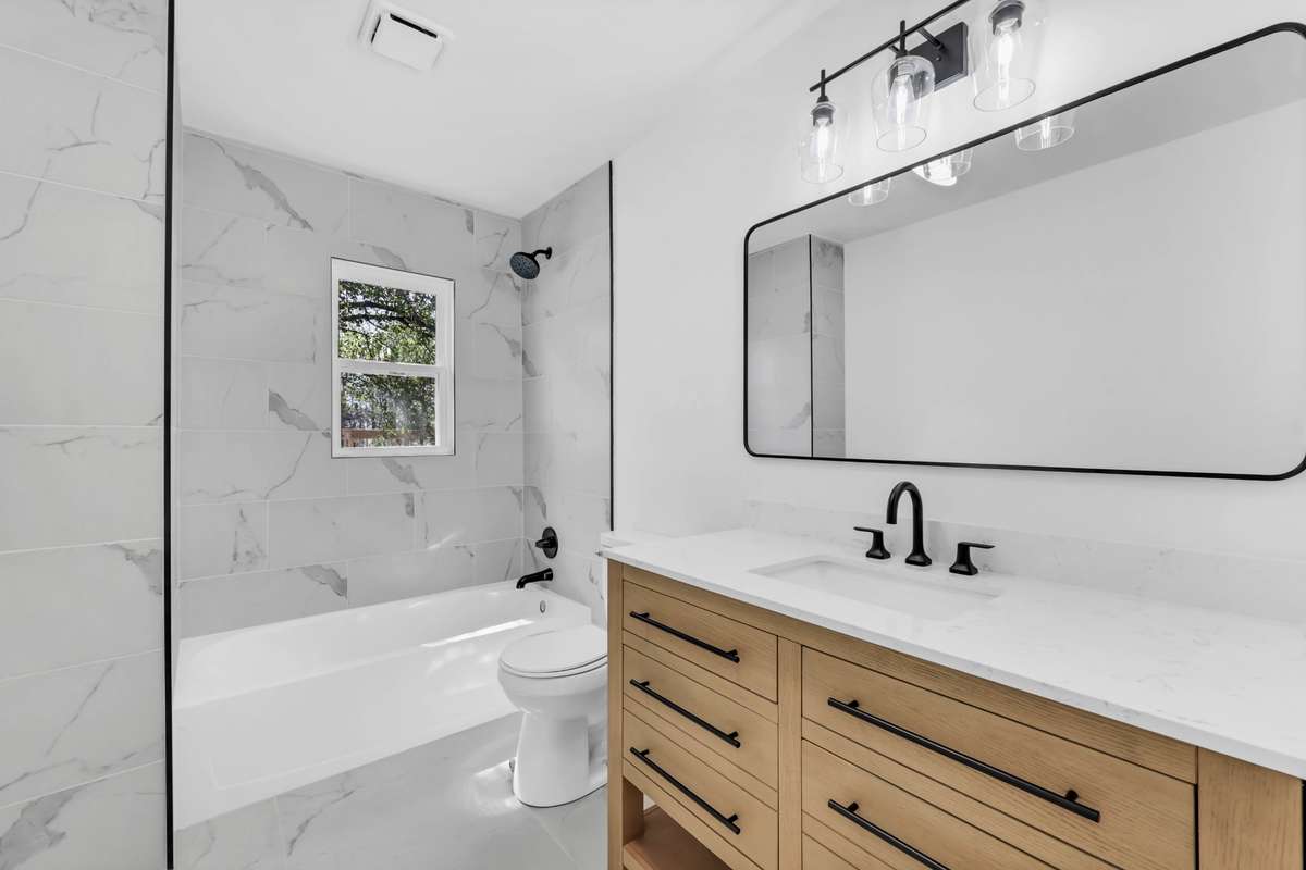 Hallway Full Bath