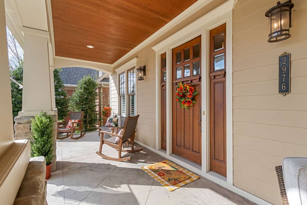 Anolther view...but notice that gorgeous front door and side panels!