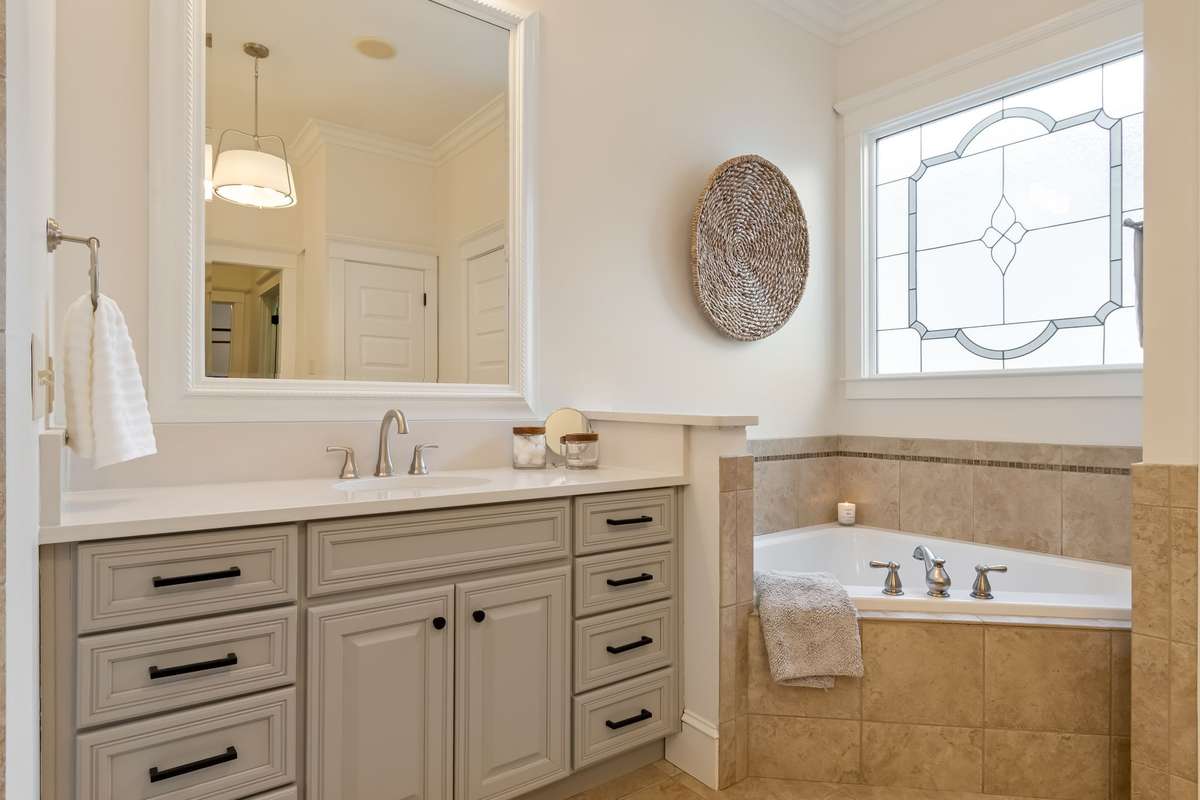 A nice corner soaking tub....