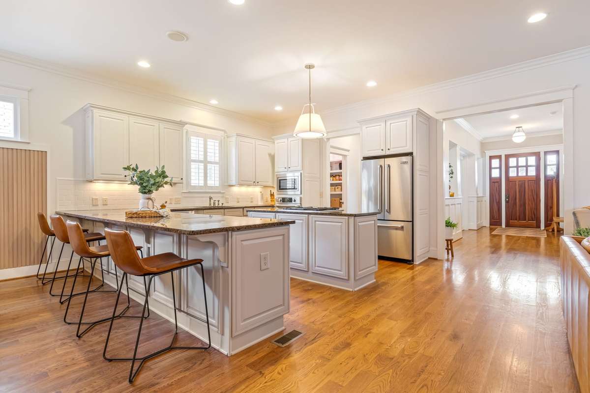 Another view of the kitchen area...