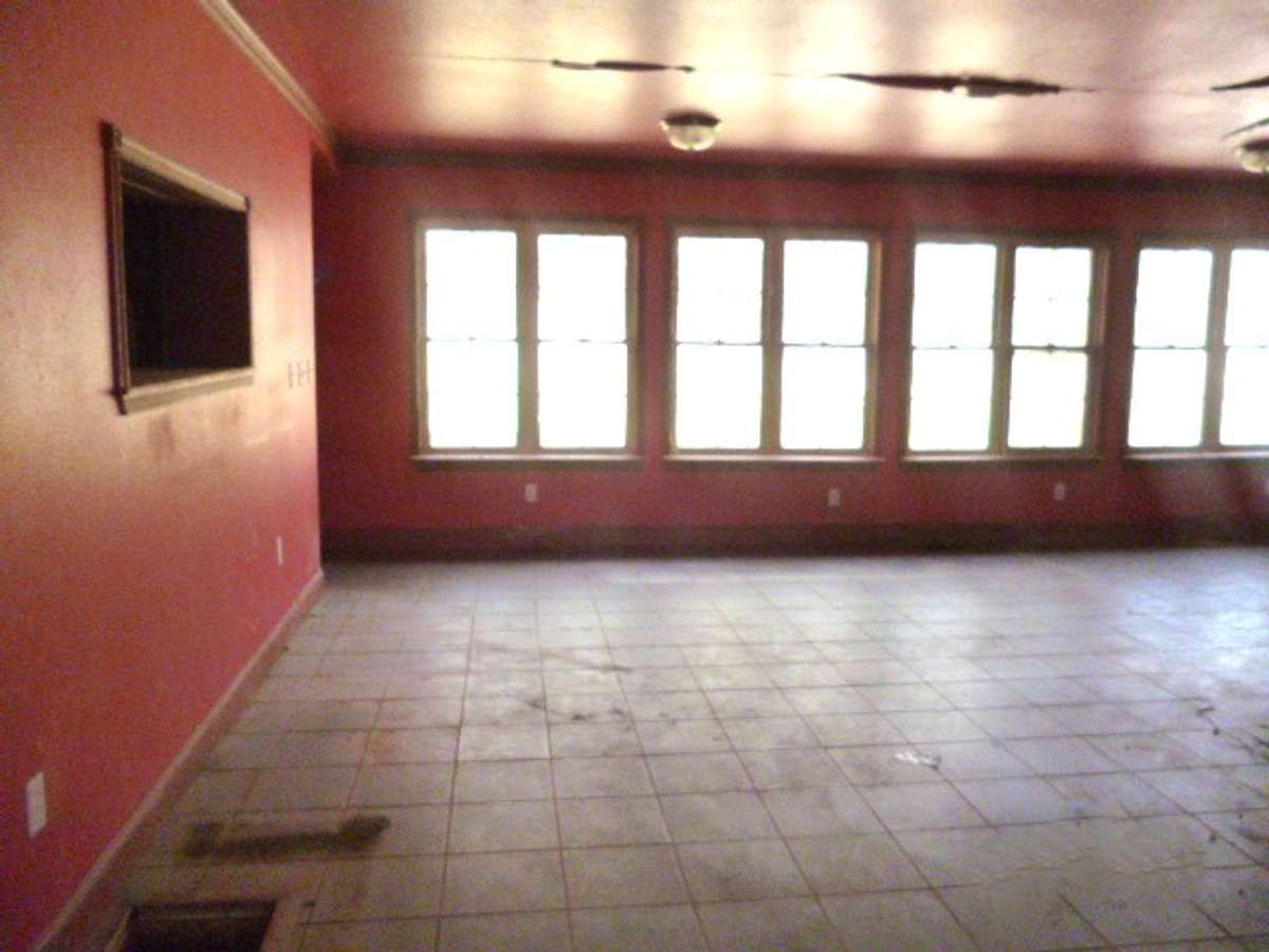 Large den area