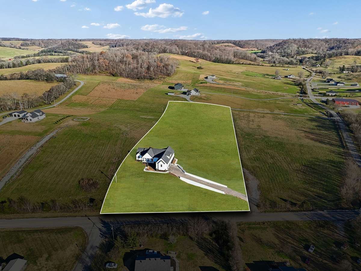 Welcome Home! 763 Thompson Creek Rd. Shelbyville, TN 37160
