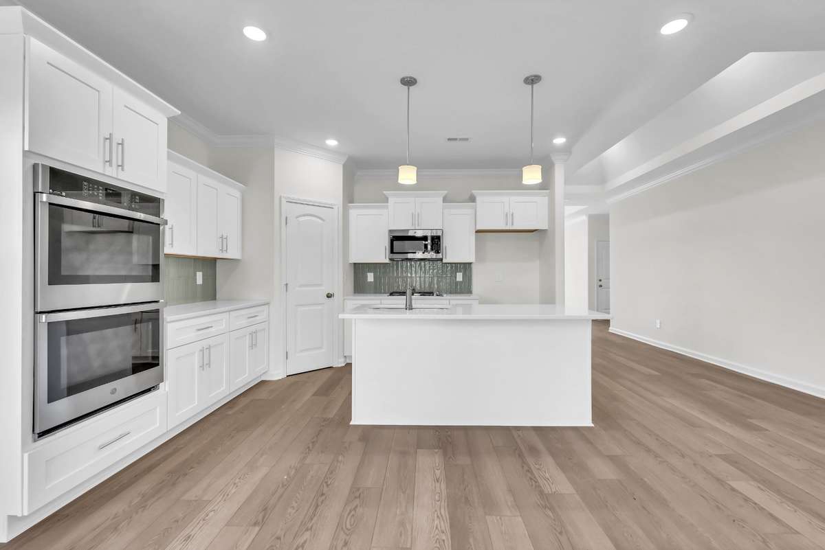 sample photos of home plan ONLY. Finishes may vary.