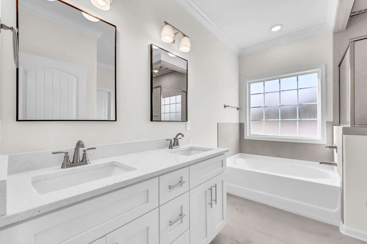 sample photos of home plan ONLY. Finishes may vary.