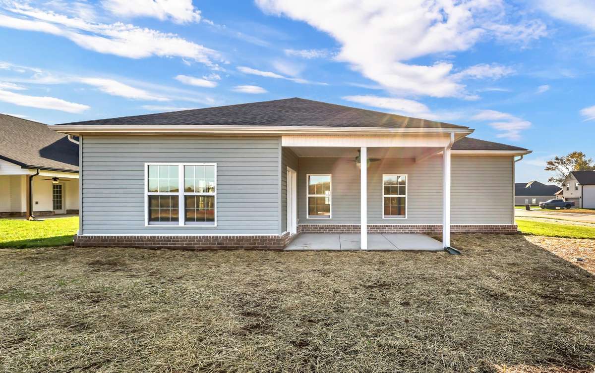 sample photos of home plan ONLY. Finishes may vary.