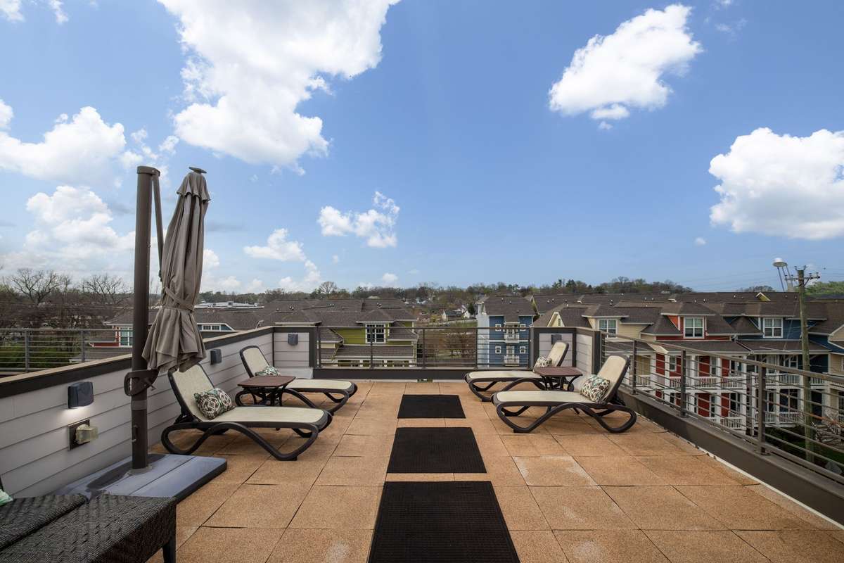 Look how many friends and family can sunbathe on this roof!