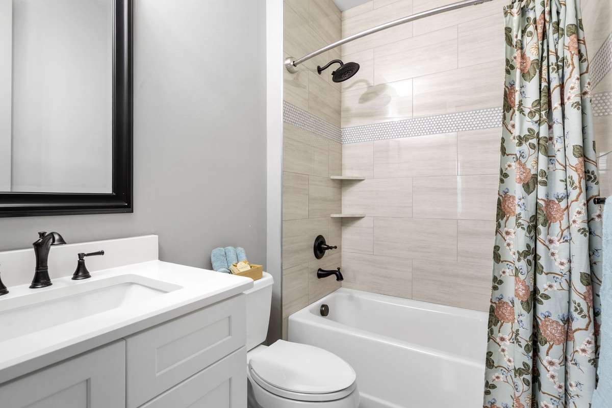 Full bathroom in 3rd bedroom