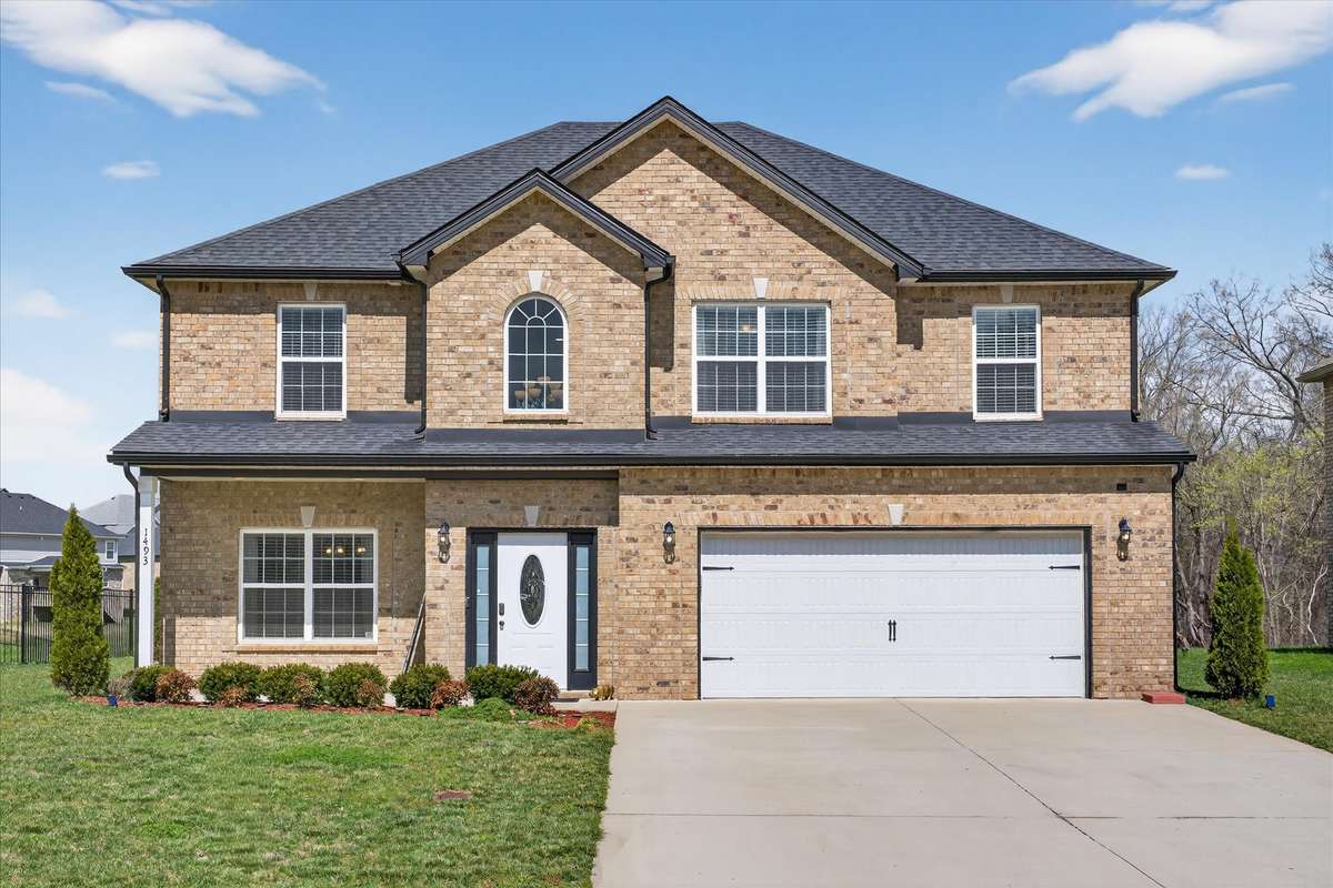 Welcome to 1493 English Oak Drive located in The Oaks Subdivision.