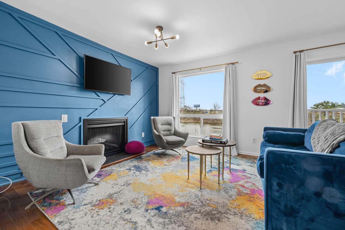 This NOO STR is the perfect location to enjoy the Nashville nightlife. It overlooks the Cumberland River and close to Broadway!