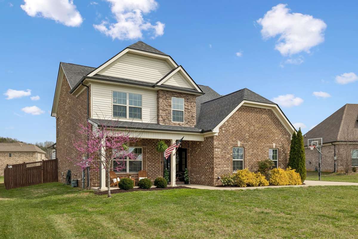 LOOKING TO BE IN A COMMUNITY WITH ROOM TO STRETCH YOUR LEGS IN THE COUNTRY? YOU HAVE FOUND THE HOME!!!!