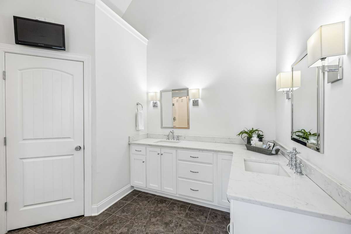 Large primary bathroom en suite with double vanities and plenty of countertop space - quartz countertops.