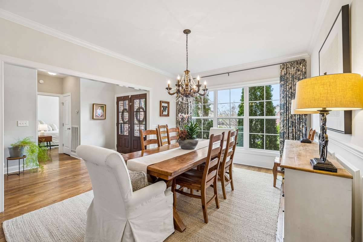 Dining area with plenty of space for dinner parties with friends