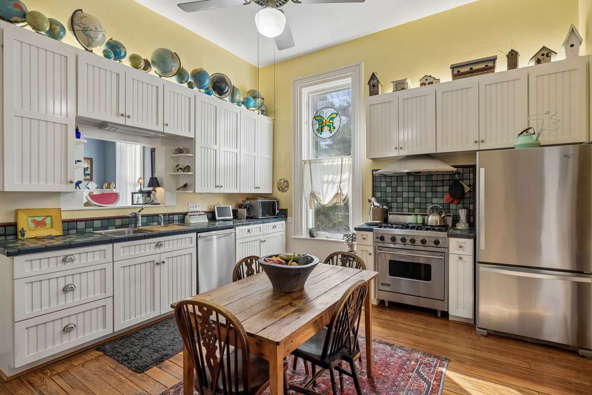 Stainless Viking range with plenty of room for an eat-in kitchen table or island