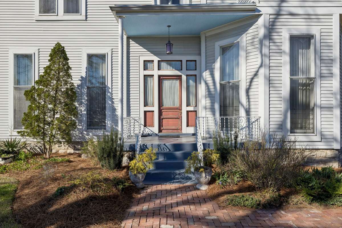 2500 Woodlawn Drive