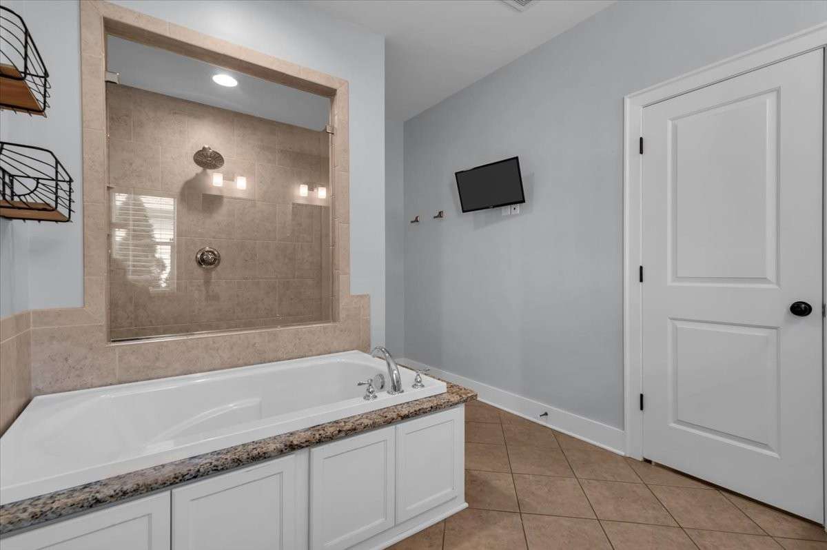 En suite primary bedroom bathroom