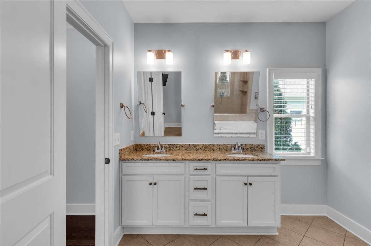 En suite primary bedroom bathroom