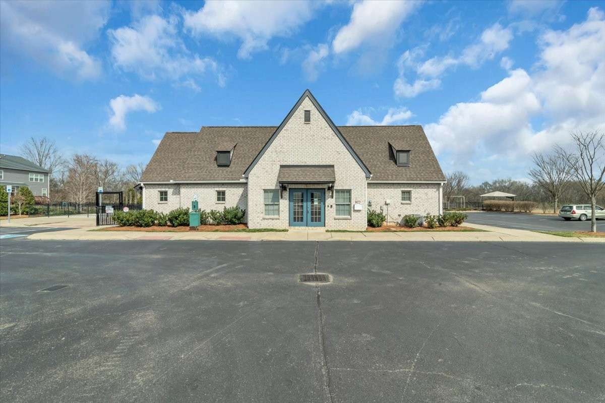 Neighborhood amenities incl.-2 pools, clubhouses & playgrounds