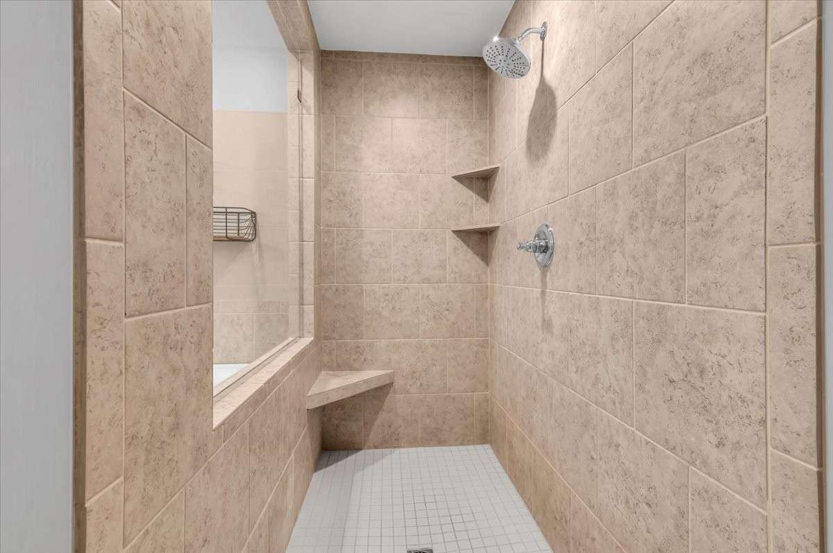 En suite primary bedroom bathroom