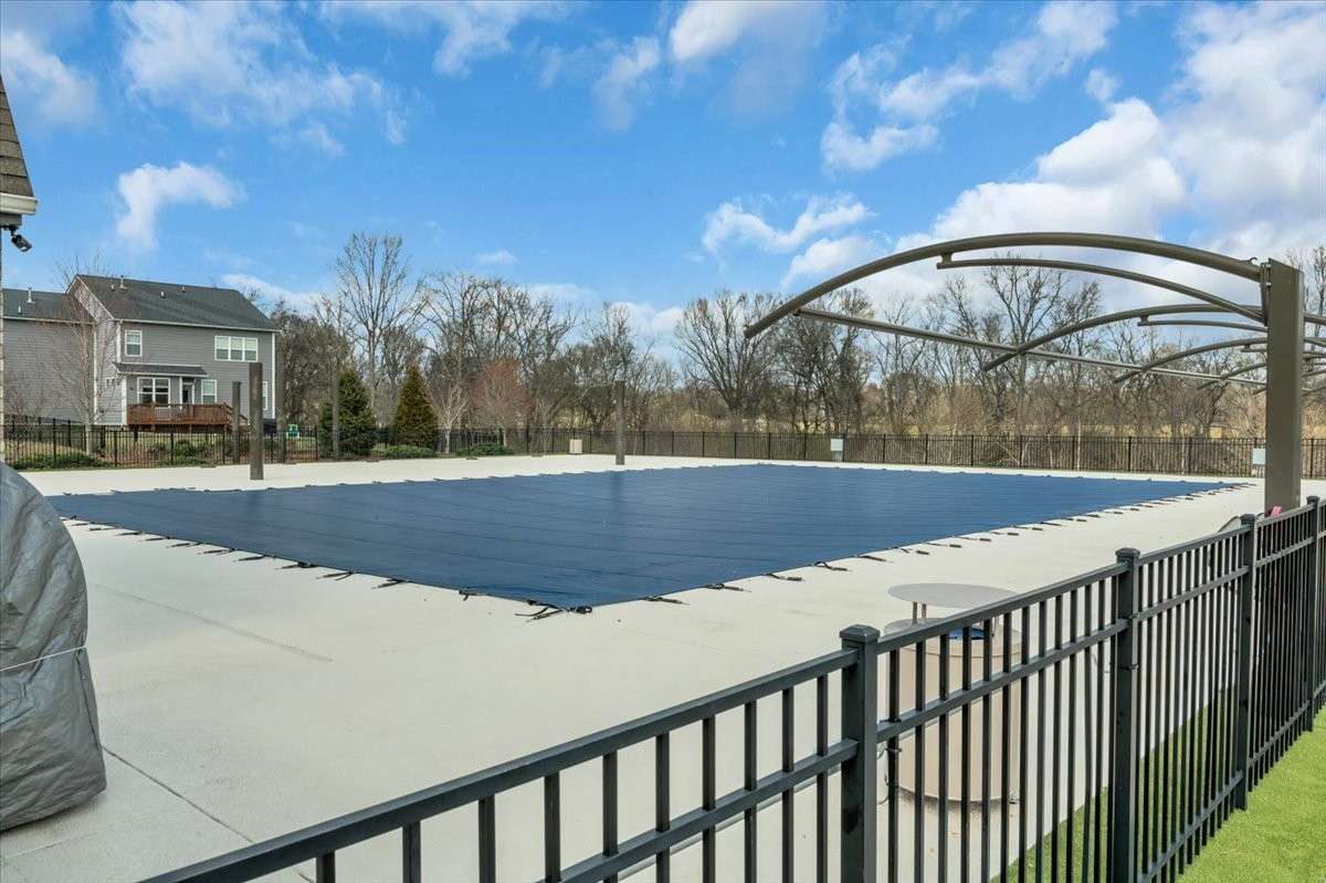 Neighborhood amenities incl.-2 pools, clubhouses & playgrounds