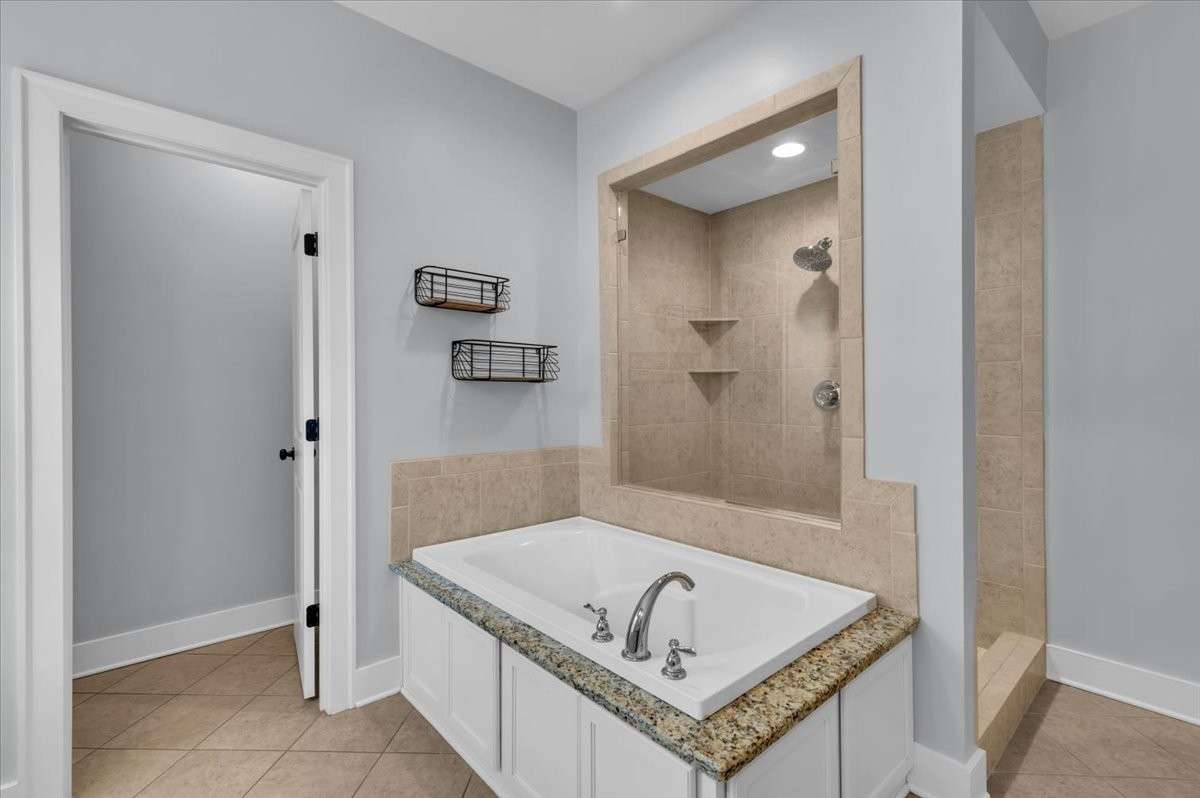 En suite primary bedroom bathroom
