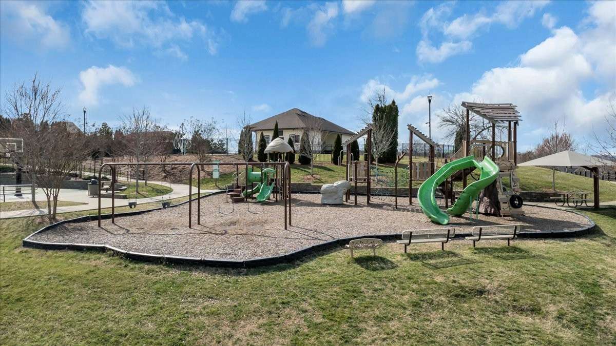 Neighborhood amenities incl.-2 pools, clubhouses & playgrounds