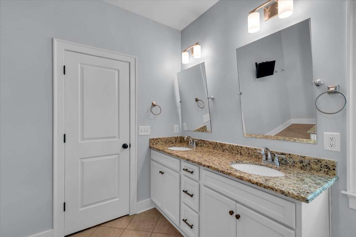 En suite primary bedroom bathroom