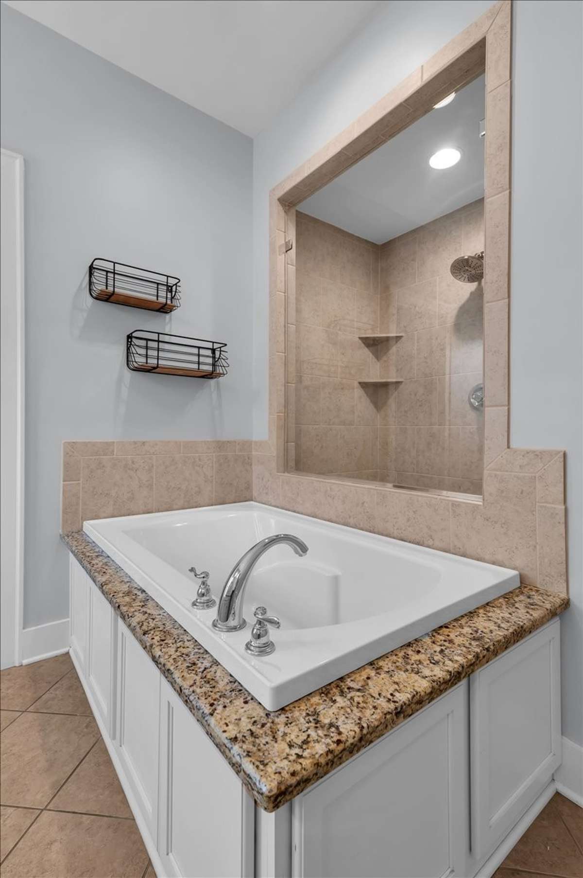 En suite primary bedroom bathroom