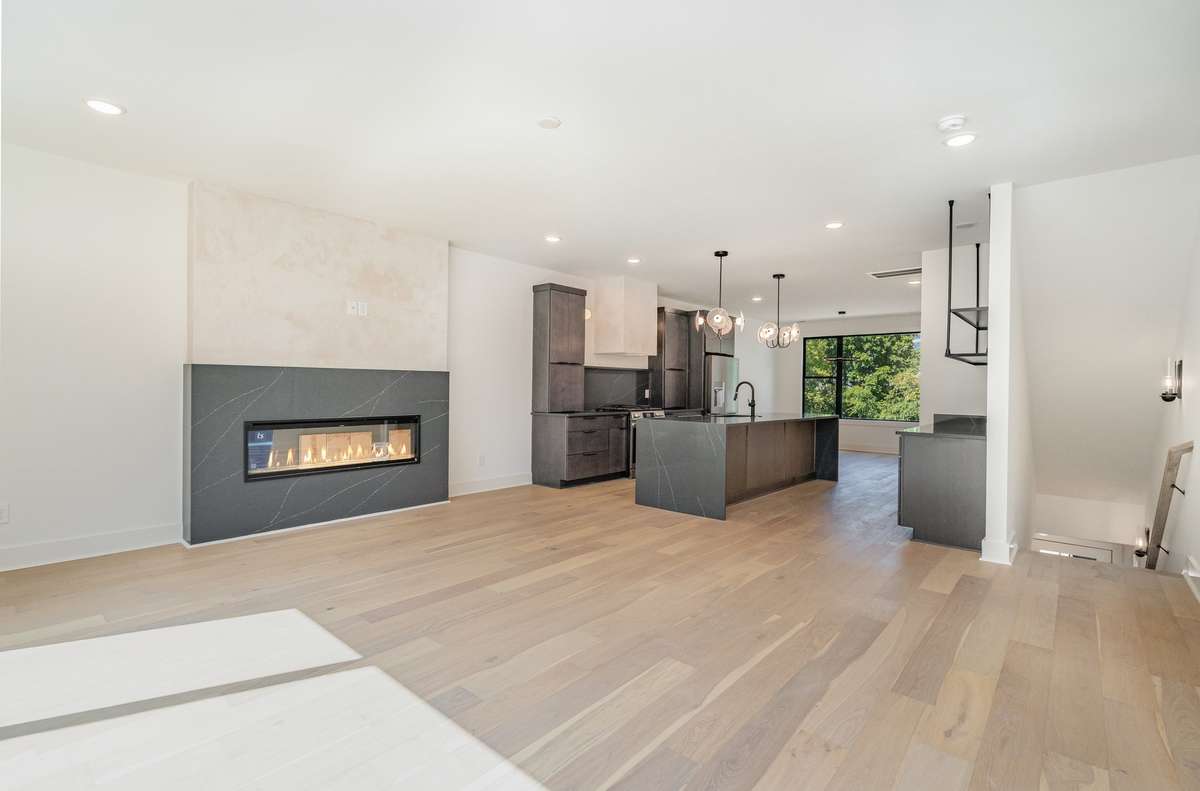 Gas fire place with quartz surround