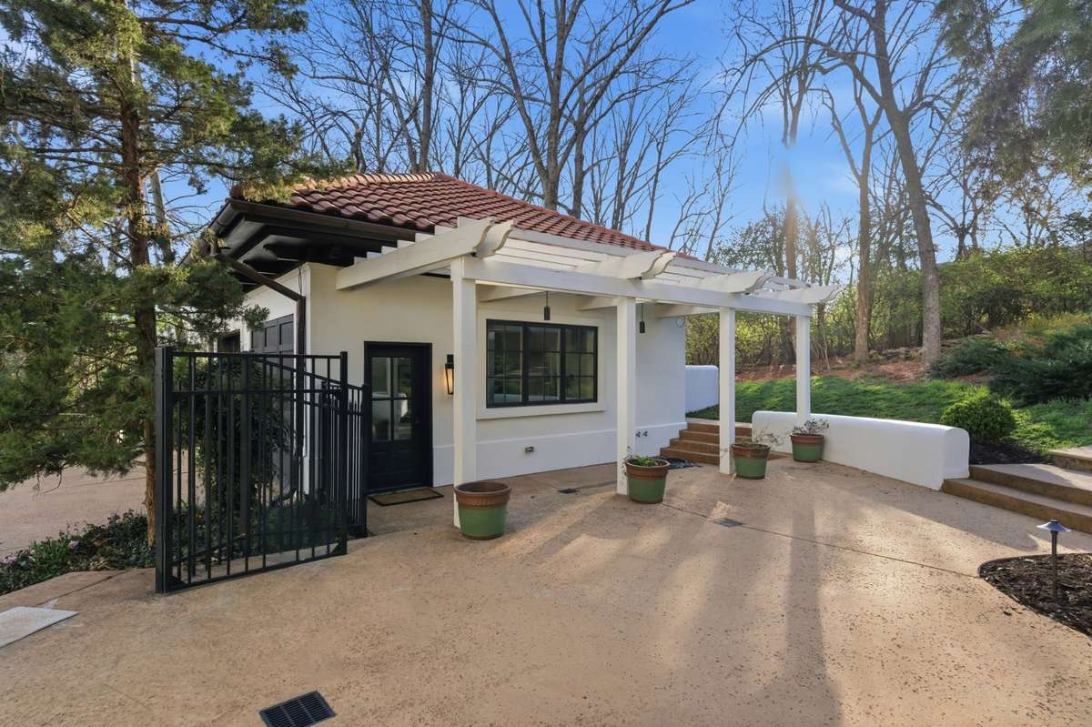 Guest or Pool House with Full Bath