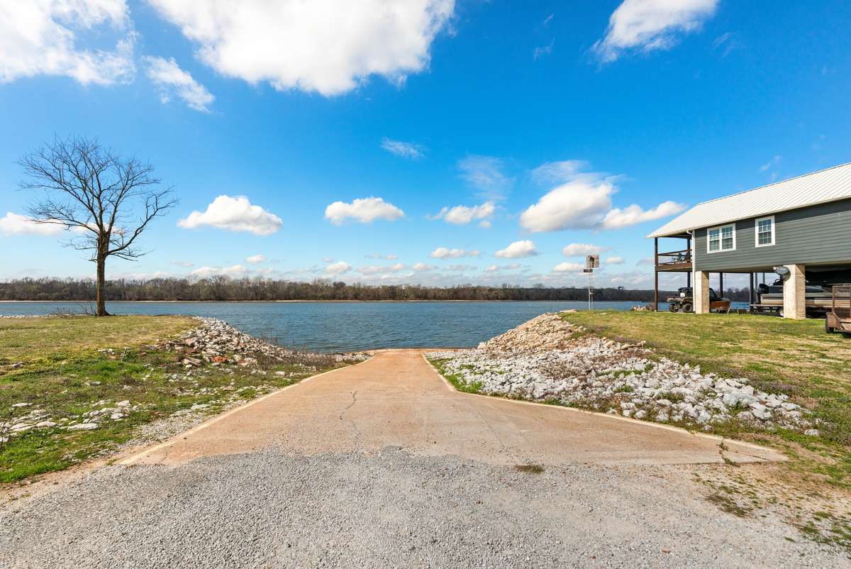 private boat ramp just 1/4 mile
