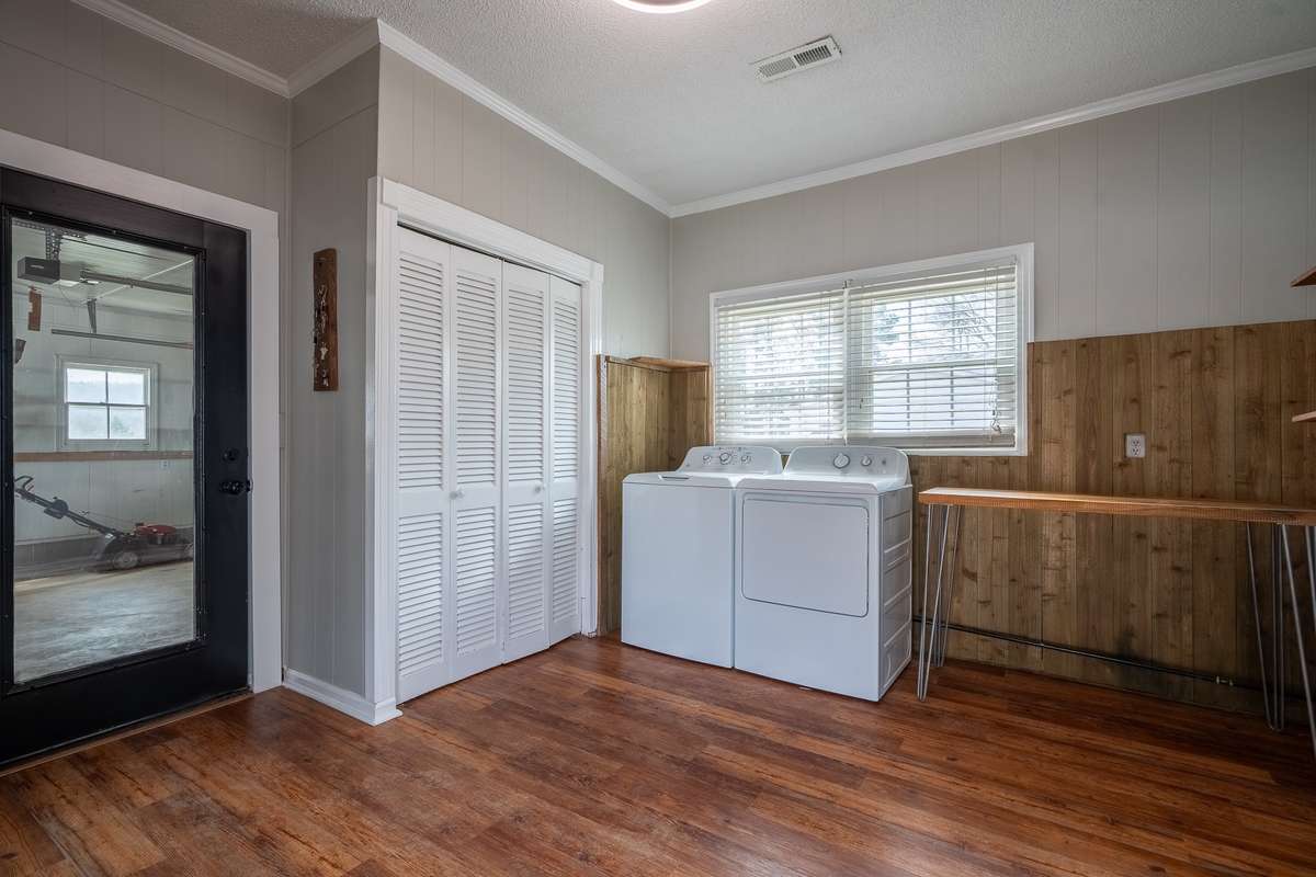 Large utliliy room / pantry