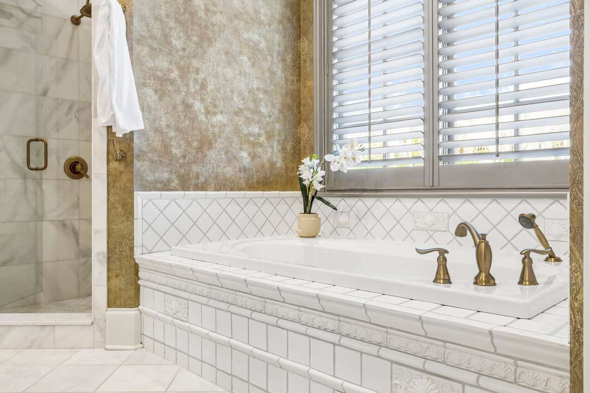 Jacuzzi tub and tile shower with built-in-bench
