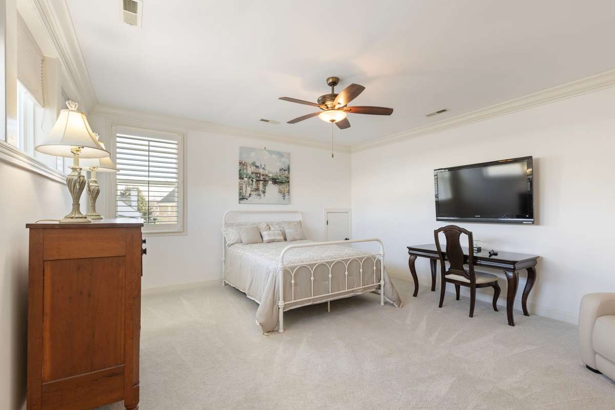 Flexible second-level suite with added privacy