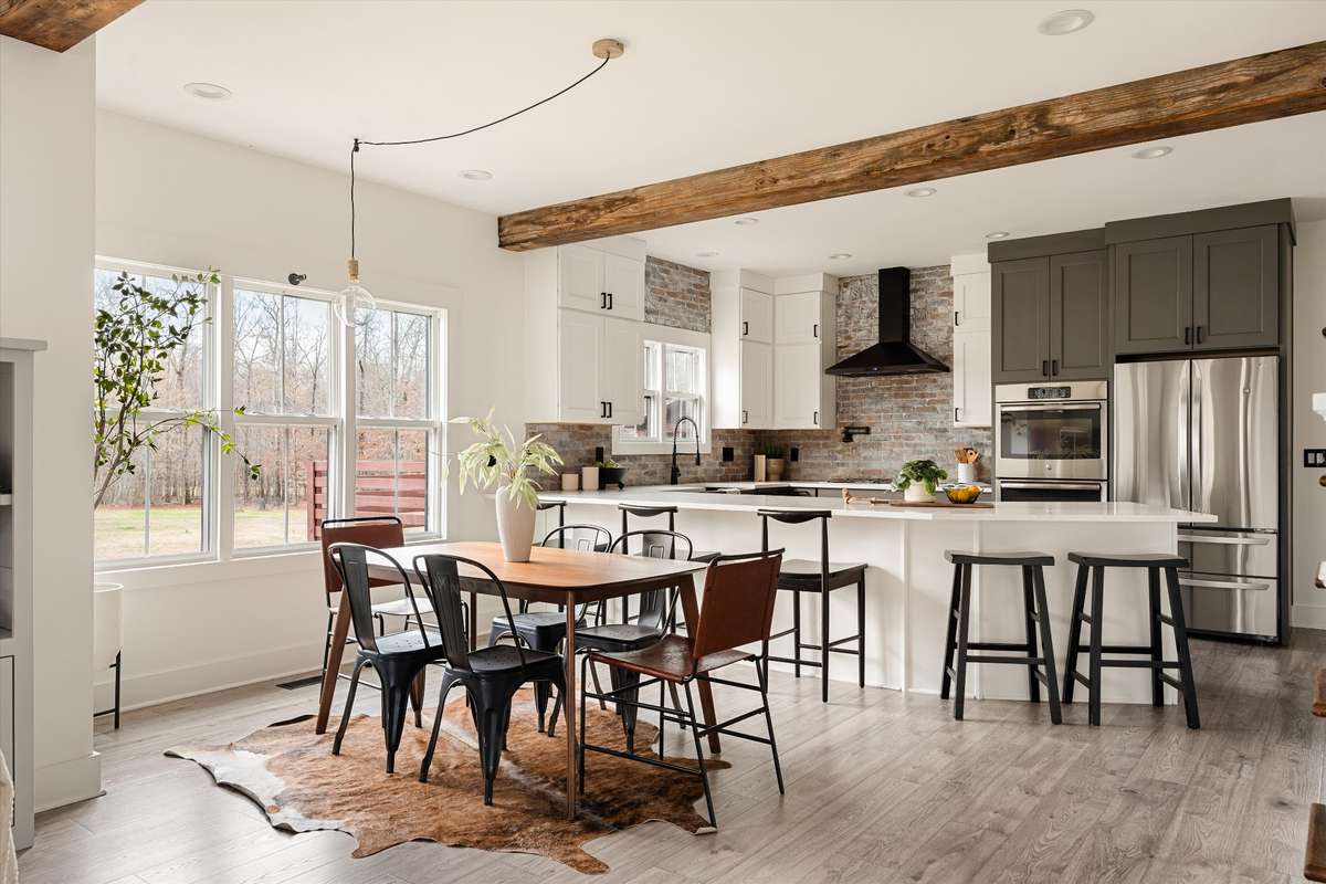 Eat in kitchen with lots of light
