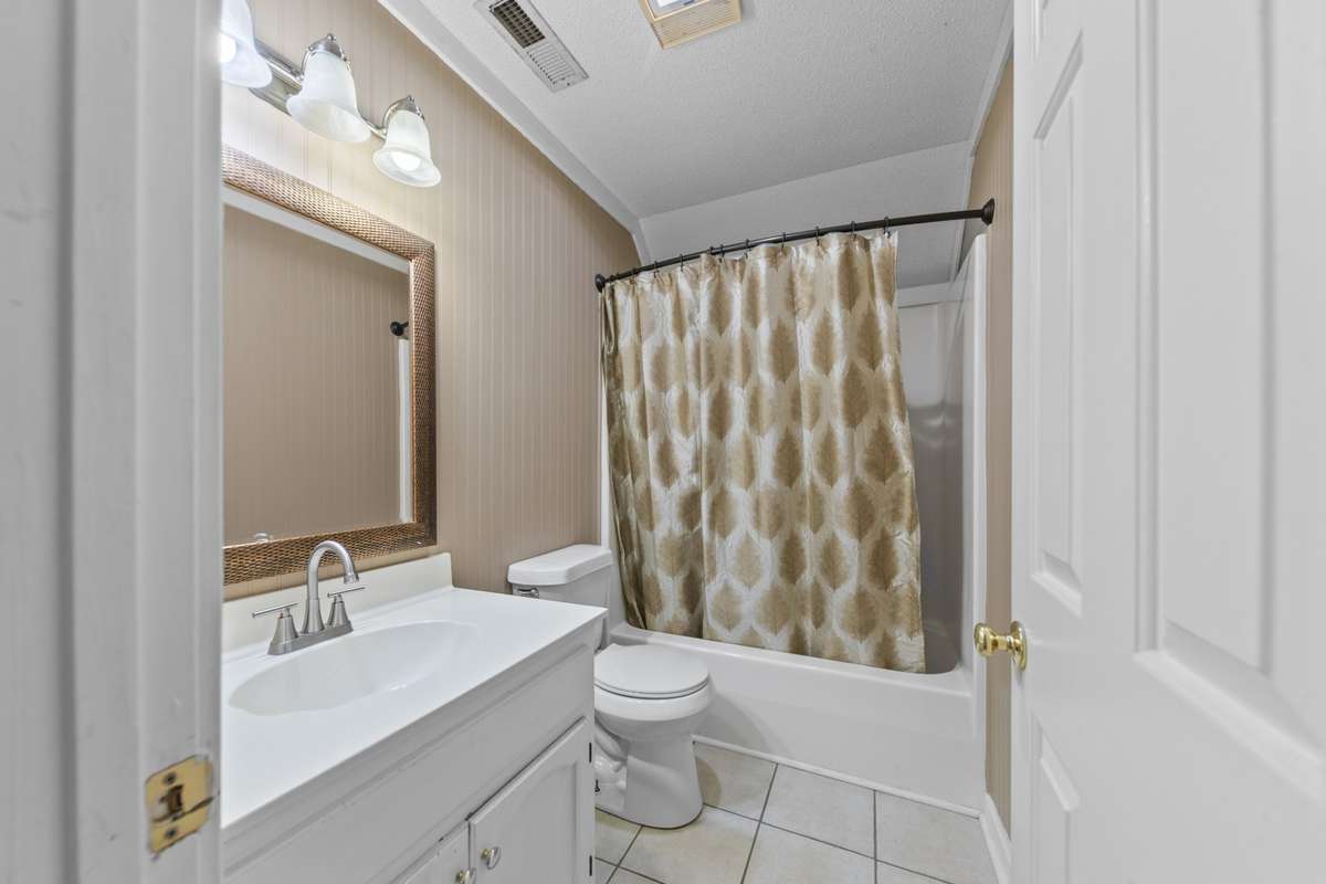Upstairs full bathroom